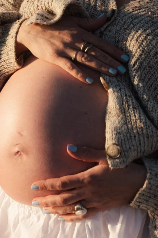 Ruhige, elegante Babybauchbilder in natürlicher Atmosphäre