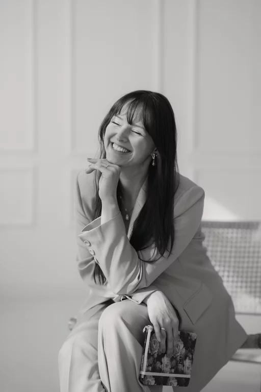 Business Portrait modern, Frau lachend im Fotostudio