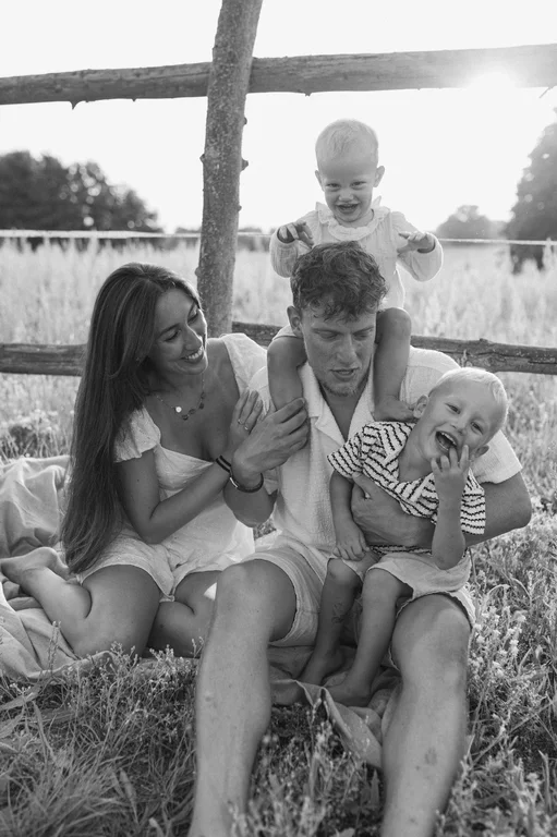 Emotionale Familienbilder in der Natur bei Berlin, zeitlos und ästhetisch, Familienfotografie