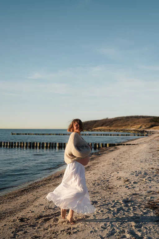 Emotionale Familienbilder von lachender schwangerer Frau in der Natur bei Berlin, zeitlos und ästhetisch