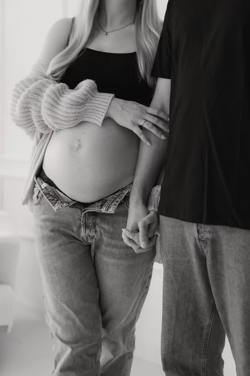Zeitlose Schwangerschaftsfotografie im Tageslichtstudio in Strausberg