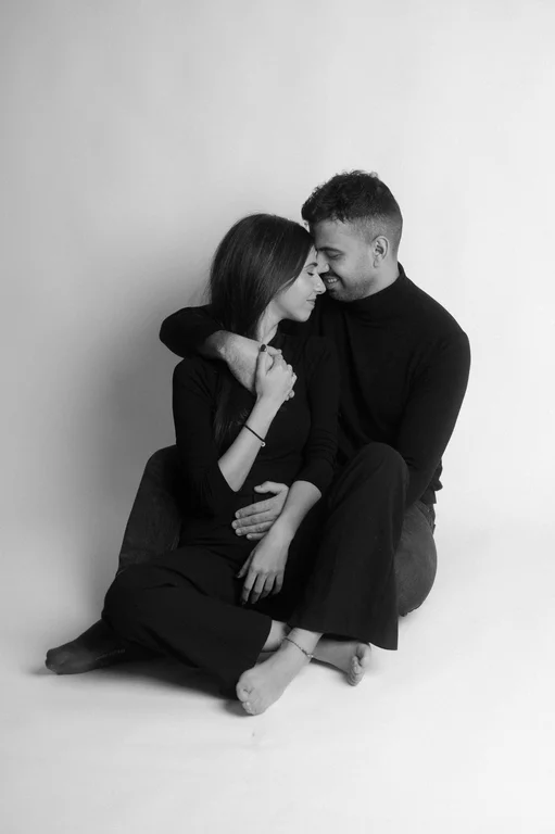 Stilvolle Familienfotografie im Studio mit natürlicher, reduzierter Bildsprache