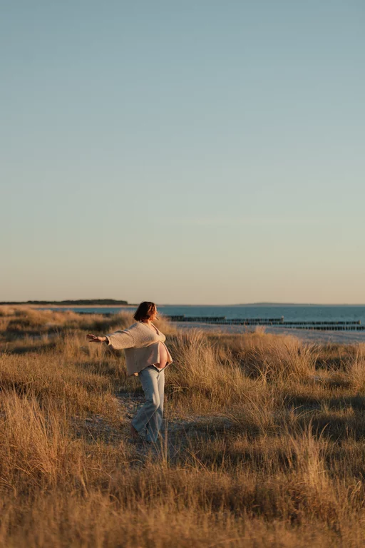 Familienfotografin Berlin Brandenburg – authentische Outdoor-Aufnahmen im warmen Licht, Babybauch in der Natur